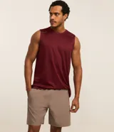 Bermuda deportiva Get Over para hombre, en color marrón, con cintura elástica, cordón de ajuste y bolsillos con cierre. Cuenta con tecnología Laser Cut en los laterales para mayor transpirabilidad.