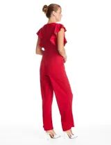 Enterito de crepe liviano color rojo, con cuello a la base, mangas cortas con volados y silueta de pierna ancha tipo palazzo. Cuenta con bolsillos laterales invisibles y cierre posterior.