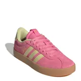 Championes Adidas VL Court 3.0 de estilo urbano con diseño retro inspirado en el skate. Presentan una capellada de gamuza en color rosado, con las icónicas tres tiras laterales y el forro interno en un tono beige contrastante. La suela es vulcanizada en color marrón claro, ofreciendo un aspecto limpio y atemporal.