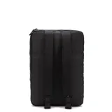 Mochila urbana de diseño minimalista en color negro, con compartimento principal con cierre y asa superior reforzada. Presenta el logo de la marca en la parte inferior frontal.