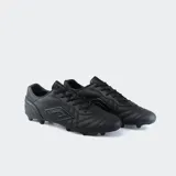 Championes de fútbol Umbro modelo Touch FG, color negro, con tapones moldeados para césped firme (FG). Presentan un diseño acolchado en la capellada y el logo Umbro en relieve en el lateral.