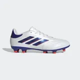 Championes de fútbol Adidas Copa Pure 2 League, color blanco con detalles en azul y naranja. Presentan un exterior sintético con antepié de cuero vacuno y las tres franjas de Adidas en azul iridiscente. La suela es para terreno firme (FG) con tapones azules y naranjas.