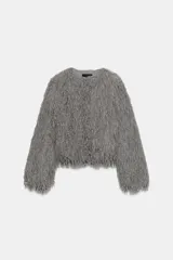 Chaqueta de cuello redondo y manga larga, confeccionada con textura de flecos en toda la prenda. Presenta cierre frontal con ganchos ocultos y un diseño corto.