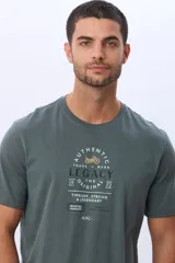 Remera T-shirt de algodón color gris oscuro con estampado frontal de estilo vintage con una motocicleta, texto "Authentic Legacy The Original" y "NYC".