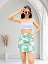 Conjunto de top bandeau y minifalda color negro.