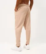 Pantalón deportivo para hombre Get Over de color beige, con cintura elástica con cordón de ajuste, bolsillos funcionales y cierres en los tobillos.