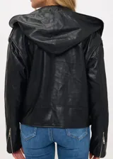 Chaqueta motera de cuero sintético color negro con capucha integrada. Presenta cierre frontal, cierres metálicos en los puños y cinturón ajustable en la cintura.