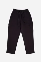 Pantalón cargo negro de felpa sin frisa, con cintura elastizada ajustable con cordones, sin puños, bolsillos cargo laterales y dos bolsillos traseros.