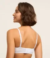 Soutien femenino modelo top, color piel, con copa hueca y tirantes removibles.