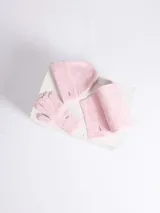 Set de accesorios de invierno en color beige melange, compuesto por un gorro tipo beanie de punto acanalado, un par de guantes de punto y una bufanda de punto con terminación acanalada.