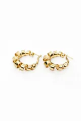 Aros tipo argolla dorados con diseño en espiral.