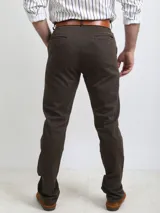 Pantalón chino azul marino de corte slim, confeccionado en gabardina elastizada. Cuenta con bolsillos ojal en la parte trasera y detalle de etiqueta sobre el trasero derecho.