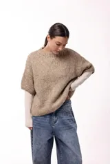 Sweater de tejido de punto grueso con textura, de silueta amplia y relajada, con cuello redondo y mangas 3/4.