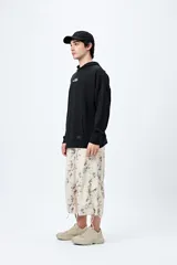 Canguro negro con capucha y bolsillo delantero. Presenta un bordado frontal y trasero con lettering “Mont Saint-Michel”.