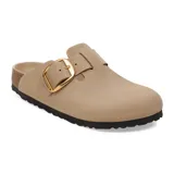 Zueco Birkenstock modelo Boston con hebilla grande dorada, confeccionado en cuero nobuck color tabaco, con plantilla de corcho y suela de goma negra.