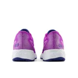 Championes de running New Balance modelo 880 v13, color fucsia con detalles en blanco y azul. Presentan entresuela Fresh Foam X para mayor amortiguación y suela de caucho NDurance para mayor durabilidad.