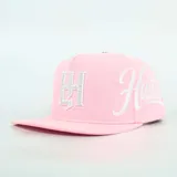 Gorro con visera plana color rosado, con diseño ajustable y bordado frontal y lateral.
