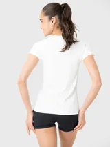 Remera deportiva de manga corta y cuello redondo, confeccionada en tejido técnico con tecnología de secado rápido. Presenta un diseño básico con logo pequeño en el pecho.