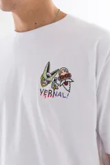 Remera blanca de algodón con cuello redondo y mangas cortas. Estampado en la espalda con ilustración de personajes de Dragon Ball Z intervenidos por el artista coreano Lonely Weirdo Club.