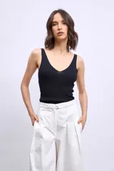 Top tejido de punto color marrón con brillo, escote en V pronunciado y tirantes anchos.