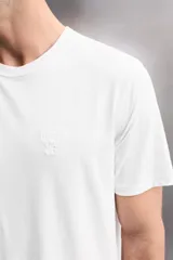 Camiseta de entrenamiento Zara Athleticz de corte regular, confeccionada en tejido técnico elástico y ligero con estructura. Presenta cuello redondo, manga corta con detalle de parche, costuras planas y logo estampado en el pecho.