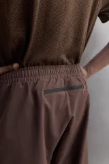 Pantalón de entrenamiento slim fit Zara Athleticz color negro, confeccionado en tejido técnico ligero y elástico con estructura combinada a contraste. Cuenta con cintura elástica ajustable con cordón, bolsillos frontales y trasero con cierre de cremallera, y bajo ajustable con cremallera en los laterales.