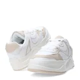 Championes urbanos Miss Carol modelo Carmelo, color blanco con detalles en beige. Presentan diseño de paneles superpuestos, suela de plataforma y cierre con cordones.