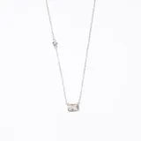 Colgante plateado con dije rectangular de cristal.