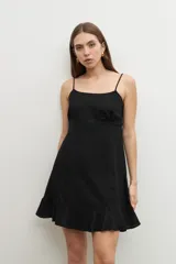 Vestido corto blanco de lino con breteles finos, corte recto y volado en el ruedo.