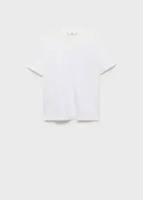 Remera blanca de algodón de gramaje grueso, manga corta, cuello redondo y corte recto.
