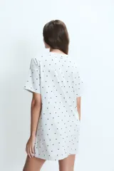 Camisón de algodón con estampado de corazones pequeños, cuello redondo, mangas cortas y bolsillo frontal.