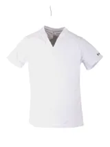 Remera negra de manga corta con escote en V.