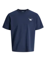 Remera azul marino de manga corta con cuello redondo y pequeño estampado en el pecho con la leyenda "Denim Attitude".