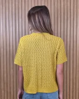 Cardigan calado de manga corta, tejido en punto con cierre frontal de botones y cuello redondo.