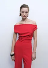 Mono largo de fiesta color rojo, con escote asimétrico, detalle fruncido en las mangas y cintura drapeada.