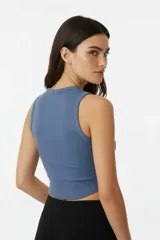 Musculosa de algodón con elastano, color blanco, de corte ajustado al cuerpo, cuello redondo y diseño sin mangas.