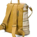 Mochila color ocre con detalles en cuero sintético y laterales a rayas. Tiene apertura superior con doble cierre metálico, dos bolsillos frontales con cierre, bolsillos laterales y tres bolsillos internos. Incluye correa larga regulable y correas traseras regulables.