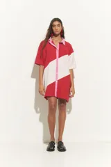 Túnica de algodón con diseño bicolor en bloques diagonales rojos y blanco off-white, con cuello camisero, botonera central y mangas cortas en contraste de color rosado.