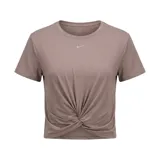 Remera deportiva Nike de manga corta, con cuello redondo y detalle de nudo frontal. Presenta un diseño corto y logo de la marca bordado en el centro del pecho.
