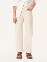 Pantalón de jean color crudo, de corte ancho y tiro alto.