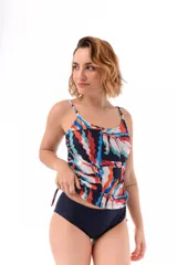 Conjunto de tankini negro con breteles finos y copas. Incluye bombacha tiro alto.