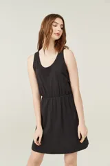 Vestido corto sin mangas de algodón, con cuello redondo y cintura elástica.