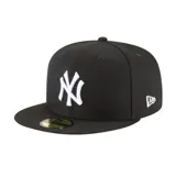 Gorra New Era modelo 59FIFTY de los New York Yankees, color negro con visera plana y el logo bordado en blanco en el frente.