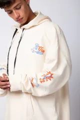 Canguro oversize color amarillo, con capucha y cordones ajustables con logo estampado. Presenta un bolsillo frontal tipo canguro y estampados gráficos en las mangas.