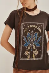 Remera de algodón color marrón oscuro con estampa frontal de estilo místico que incluye manos en posición de mudra, una flor de loto y la frase 'Feel it in your soul'.