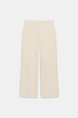Pantalón de tiro alto con corte recto y cierre frontal con cremallera y gancho metálico.