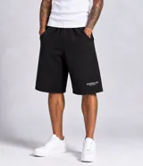 Bermuda baggy deportiva de color negro con bolsillos laterales y estampa sutil en la pierna izquierda.
