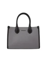 Cartera tipo tote de tamaño mediano, confeccionada en tela con textura de sarga en color gris, con detalles de bordes y asas en cuero sintético negro. Incluye logo metálico de la marca en el frente.