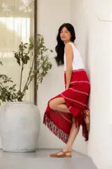 Vestido rojo y blanco tejido en hilado de algodón con flecos de gamuza.