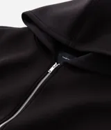 Campera bomber con capucha confeccionada en tejido técnico estructurado. Presenta cierre frontal con cremallera, bolsillos laterales y puños y cintura con elástico. Diseño versátil de corte estándar.